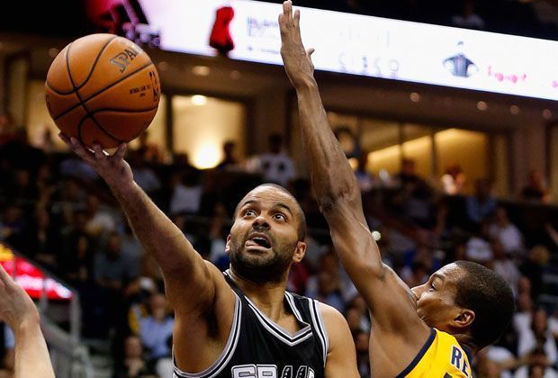 
                <strong>Spurs-Superstar Tony Parker in Action</strong><br>
                Der französische Superstar in Reihen der San Antonio Spurs im Kampf um den Korbleger mit Alba Berlin-Spieler Alex Renfroe.
              