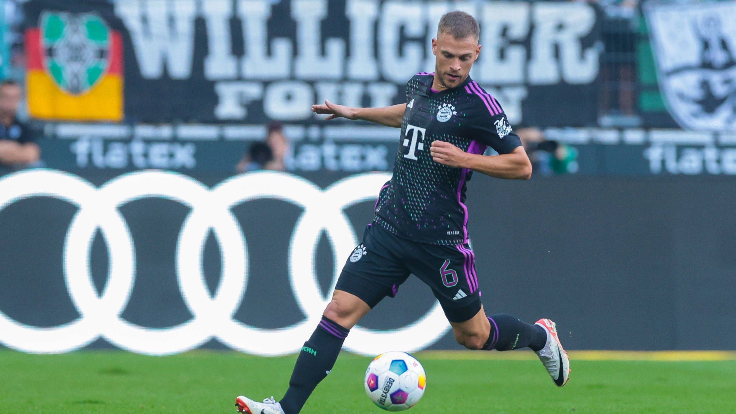 <strong>Joshua Kimmich</strong><br>Ist weitaus aktiver als Nebenmann Goretzka, fordert immer wieder den Ball. Die durchschlagende Idee hat er in der ersten Halbzeit aber auch nicht. Dafür aber in der 58. Minute, als er einen Ball sehenswert auf Sane schaufelt, der den Ausgleich besorgt.&nbsp;Kann mit einer seiner "gefürchteten" Ecken sogar den Siegtreffer vorbereiten.&nbsp;<strong>ran-Note: 2</strong>