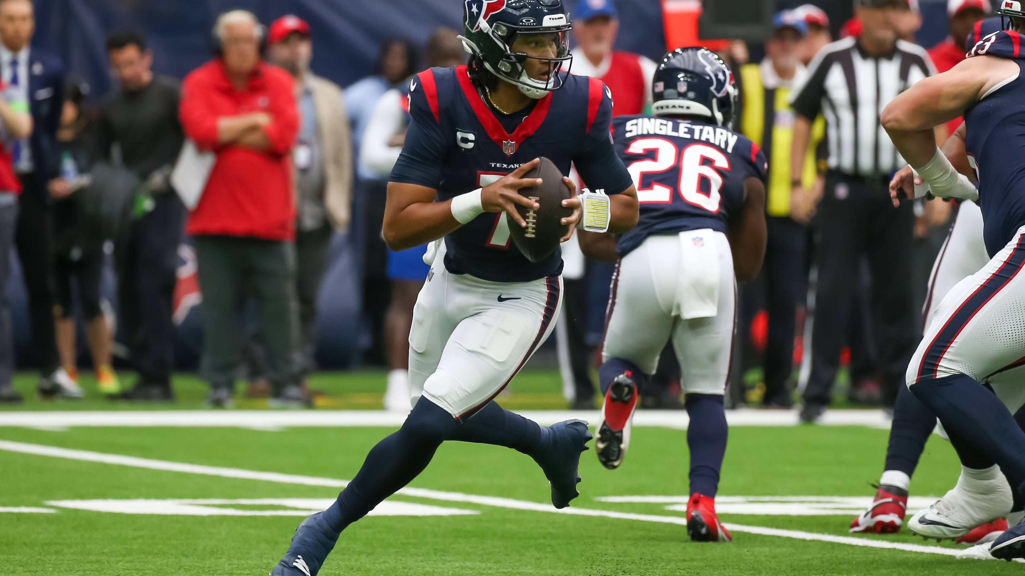 <strong>Woche 9: C.J. Stroud (Houston Texans)</strong><br>C.J. Stroud lieferte beim 39:37 seiner Houston Texans gegen die Tampa Bay Buccaneers ein historisches Spiel ab. Der Nummer-2-Pick des NFL Draft 2023 warf für 470 Yards und fünf Touchdowns. Nie zuvor sorgte ein Rookie-QB in einem einzigen Spiel für so viel Raumgewinn durch die Luft wie Stroud.