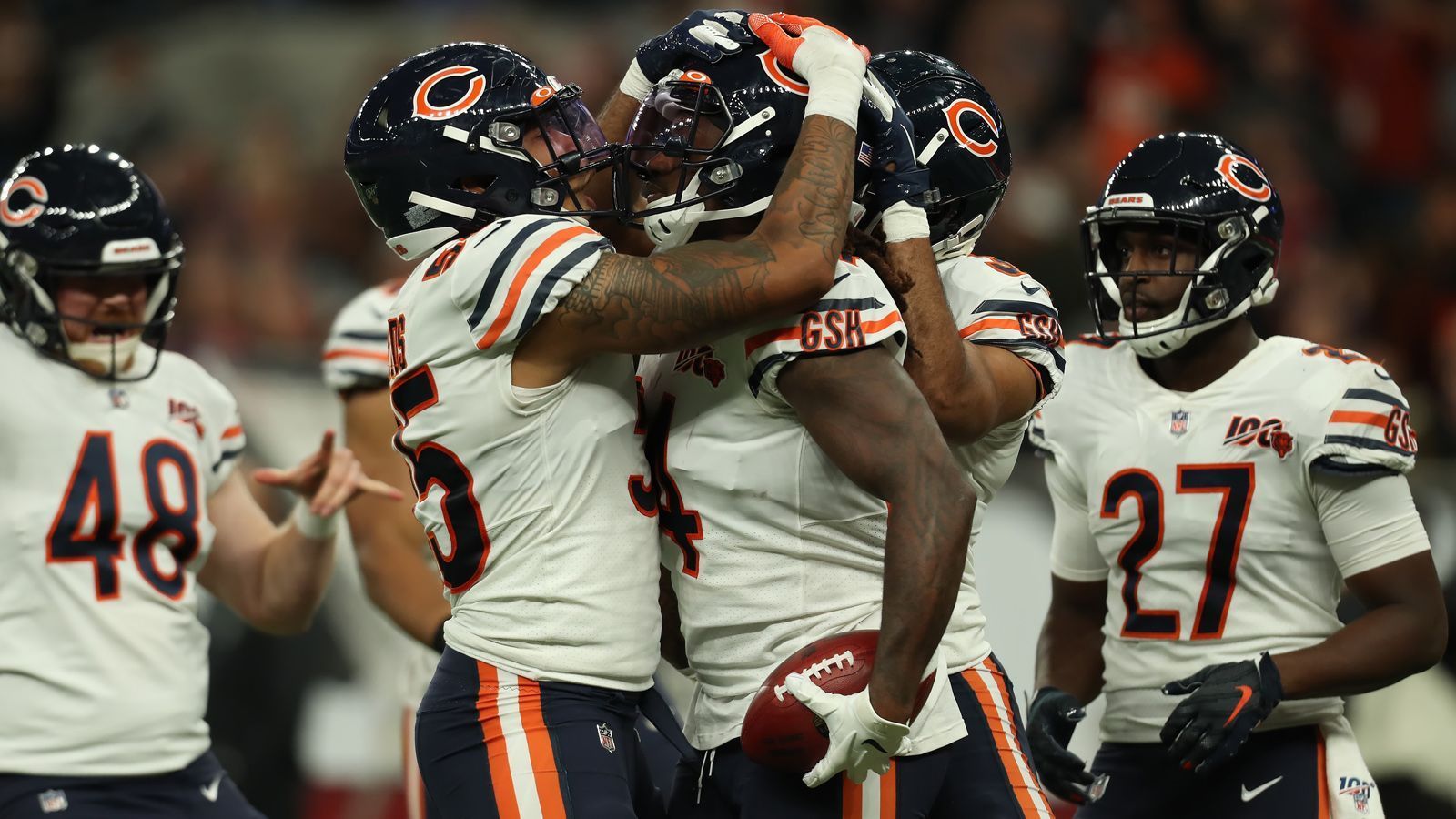 
                <strong>Chicago Bears – die Needs   </strong><br>
                Die Chicago Bears müssen vor allem ihre schwache Offensive Line aufwerten. Es war kein Zufall, dass die beiden Quarterbacks Trubisky und Chase Daniel vergangene Saison 45 Mal gesackt wurden und zudem das Laufspiel das fünftschwächste der NFL war. Das Problem ist nur: Ihren Erstrunden-Pick haben die Bears im Rahmen des Trades von Khalil Mack bereits abgegeben. Dafür aber ist Chicago in Runde 2 gleich zwei Mal am Zuge. O-Liner wie Lloyd Cushenberry, Prince Tega Wanogho oder Austin Jackson dürften dann noch verfügbar sein. Auch auf der Position des Cornerbacks und des Safetys sind die Bears etwas schmal aufgestellt, sodass hier ebenfalls Handlungsbedarf besteht. Die Probleme auf der Quarterback-Position wurden zunächst zwar behoben. Allerdings gibt es Spekulationen, dass die Bears noch einen jungen Spielmacher für die Zukunft hinzuholen. Jalen Hurts wird als ein möglicher Kandidat genannt.  
              