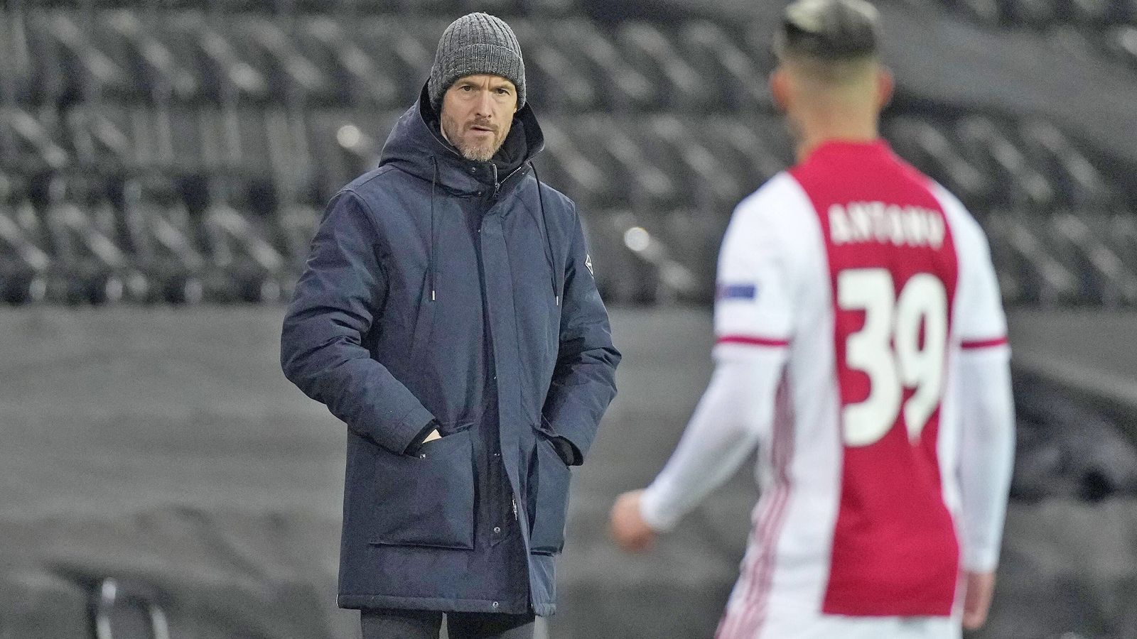 
                <strong>Erik ten Hag (Ajax Amsterdam)</strong><br>
                Neben Alonso soll auch Erik ten Hag den Gladbachern kürzlich einen Korb gegeben haben. Auch der Niederländer favorisierte einen Verbleib bei seinem jetzigen Klub: Ajax Amsterdam. Doch wie Alonso könnte auch ten Hag nochmal ins Grübeln geraten, sollte der FC Bayern Interesse signalisieren. Immerhin trainierte der 51-Jährige zwischen 2013 und 2015 die zweite Mannschaft des FCB, kennt also die Strukturen sowie einen Großteil der handelnden Personen an der Säbener Straße. Ten Hag wurde im Herbst 2019 bereits als Nachfolger von Niko Kovac gehandelt, doch aus der Zusammenarbeit wurde bekanntermaßen nichts. Vielleicht klappt es ja im zweiten Anlauf.
              