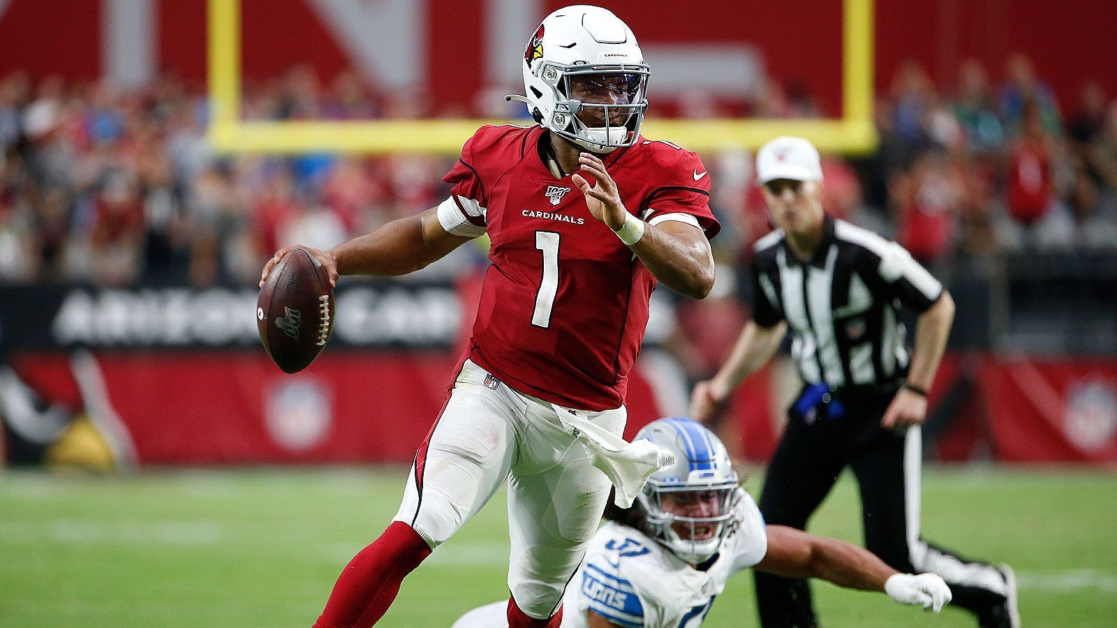 
                <strong>Top-Start: Diese Rookies haben in Week 1 abgeliefert</strong><br>
                Mit großer Spannung war das NFL-Debüt von First-Overall-Pick Kyler Murray bei den Arizona Cardinals erwartet worden. Zum Sieg reichte es für den Heisman-Trophy-Sieger des vergangenen Jahres beim 27:27 nach Overtime gegen die Detroit Lions zwar nicht, dennoch lieferte der Quarterback beeindruckende Zahlen: Mit 29 Completions bei 54 Versuchen warf er das Ei für insgesamt 308 Yards in die Hände seiner Teamkollegen, dabei sprangen zwei Touchdowns bei einer Interception heraus. Alles in allem imponierend. ran.de zeigt weitere Rookies, die sich in Week 1 in den Fokus gespielt haben.
              