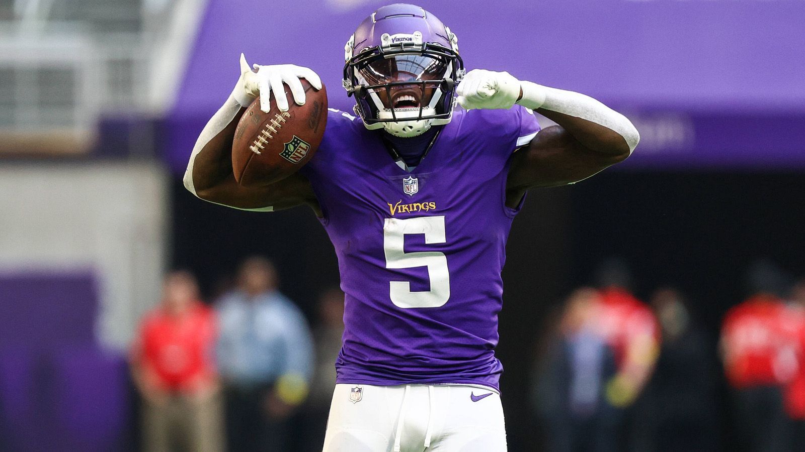 
                <strong>Pick 21: Jalen Reagor (Wide Receiver, Minnesota Vikings)</strong><br>
                Gehalt mit der Fifth-Year-Option: 12,987 Millionen US-Dollar (Option nicht gezogen)
              