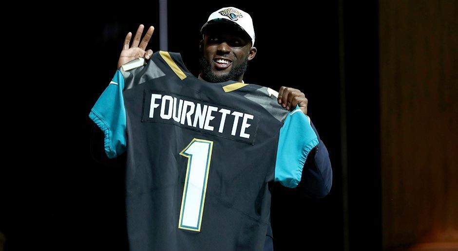 
                <strong>Leonard Fournette - Running Back (Jacksonville Jaguars)</strong><br>
                Die Jacksonville Jaguars sichern sich mit Leonard Fournette den besten Running Back des Drafts. Mit seinem Skill-Set wird er der Franchise sofort helfen können und den zuletzt überforderten Blake Bortles in der Offense entlasten. 
              