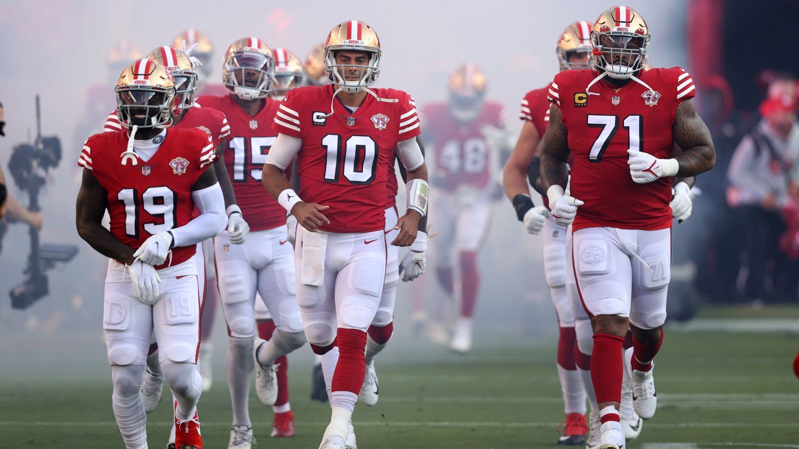 
                <strong>Cleveland Browns</strong><br>
                Bei den Cleveland Browns ist nach schwachen Leistungen in den letzten Wochen erneut eine Diskussion um Quarterback Baker Mayfield ausgebrochen. Der ehemalige Nummer-1-Pick konnte dieses Jahr mit schwankenden Leistungen noch nicht überzeugen und scheint im Vergleich zum guten Vorjahr ein Rückschritt gemacht zu haben. Mit "Jimmy G" könnten die Browns sich einen konstanteren Quarterback holen, der vielleicht eher in der Lage ist, dass durchaus vorhandene Potential in der Mannschaft in Siege umzuwandeln.
              