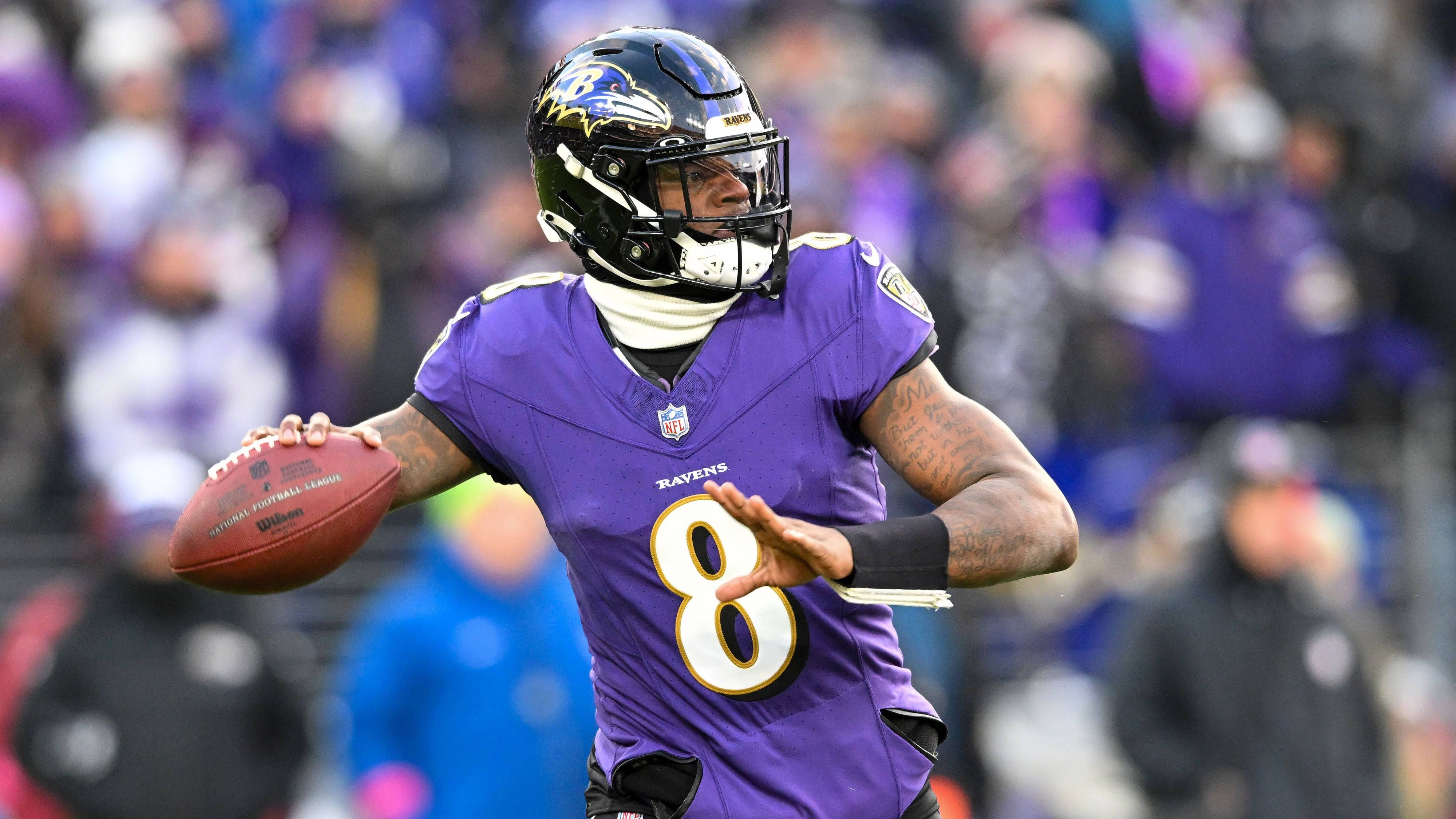 <strong>Divisional Round: Lamar Jackson (Baltimore Ravens)</strong><br>Beim 34:10 ließen die Ravens den Houston Texans keine Chance. MVP-Anwärter Lamar Jackson stellte einen sagenhaften Rekord auf. Der 27-Jährige ist der erste Spieler in der NFL-Geschichte, der in einem Spiel zwei Passing und zwei Rushing Touchdowns erzielte, mindestens 100 Yards erlief und ein Passer Rating von mindestens 100,0 verbuchte ...