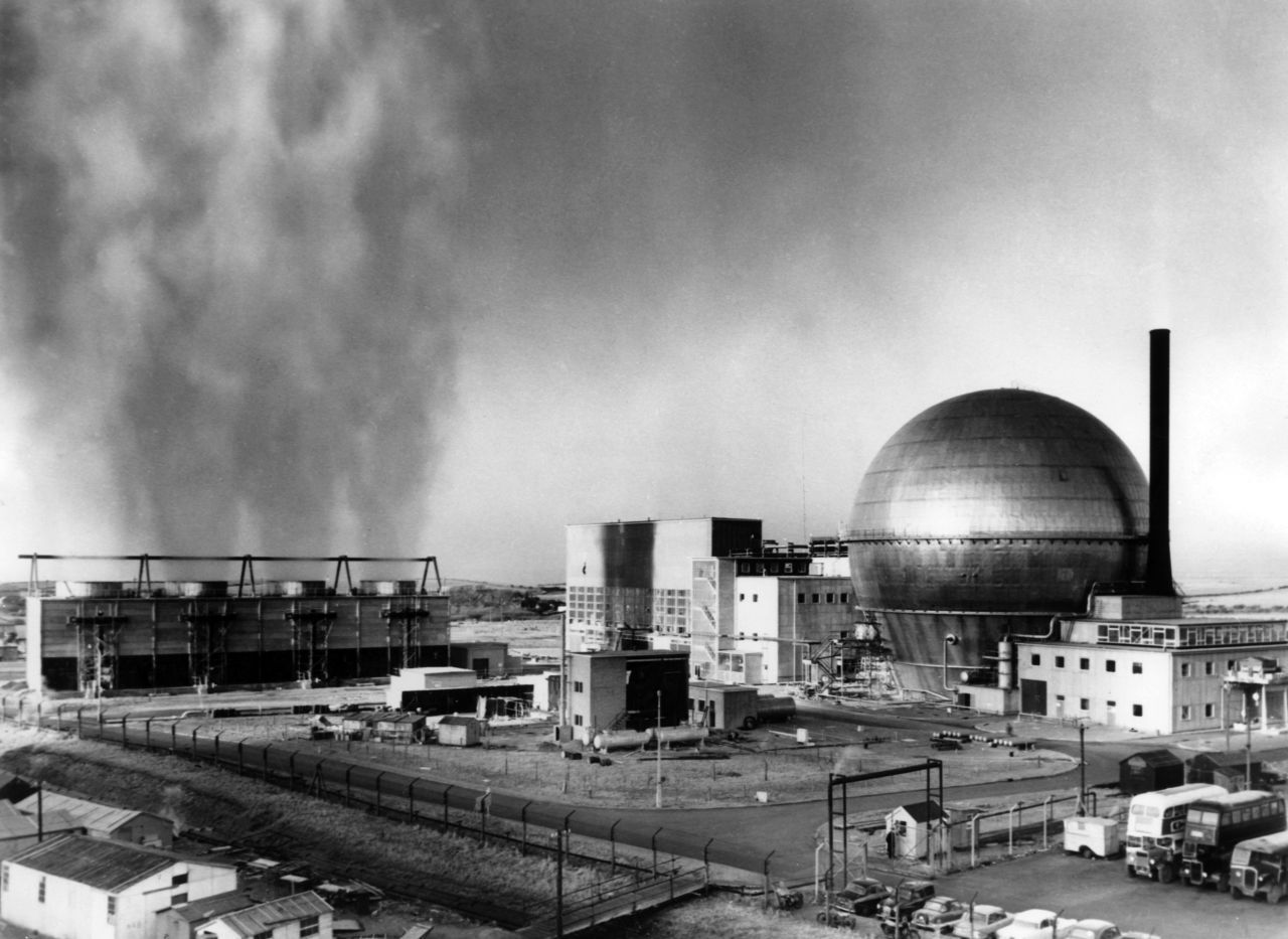 Im Kernkraftwerk im britischen Windscale, heute Sellafield genannt, setzte 1957 ein Brand eine Wolke mit radioaktivem Material frei. Auf der siebenstufigen Bewertungsskala für nukleare Ereignisse wurde der Unfall mit 5 eingestuft. Etwa 240 Menschen starben an Folge-Erkrankungen.