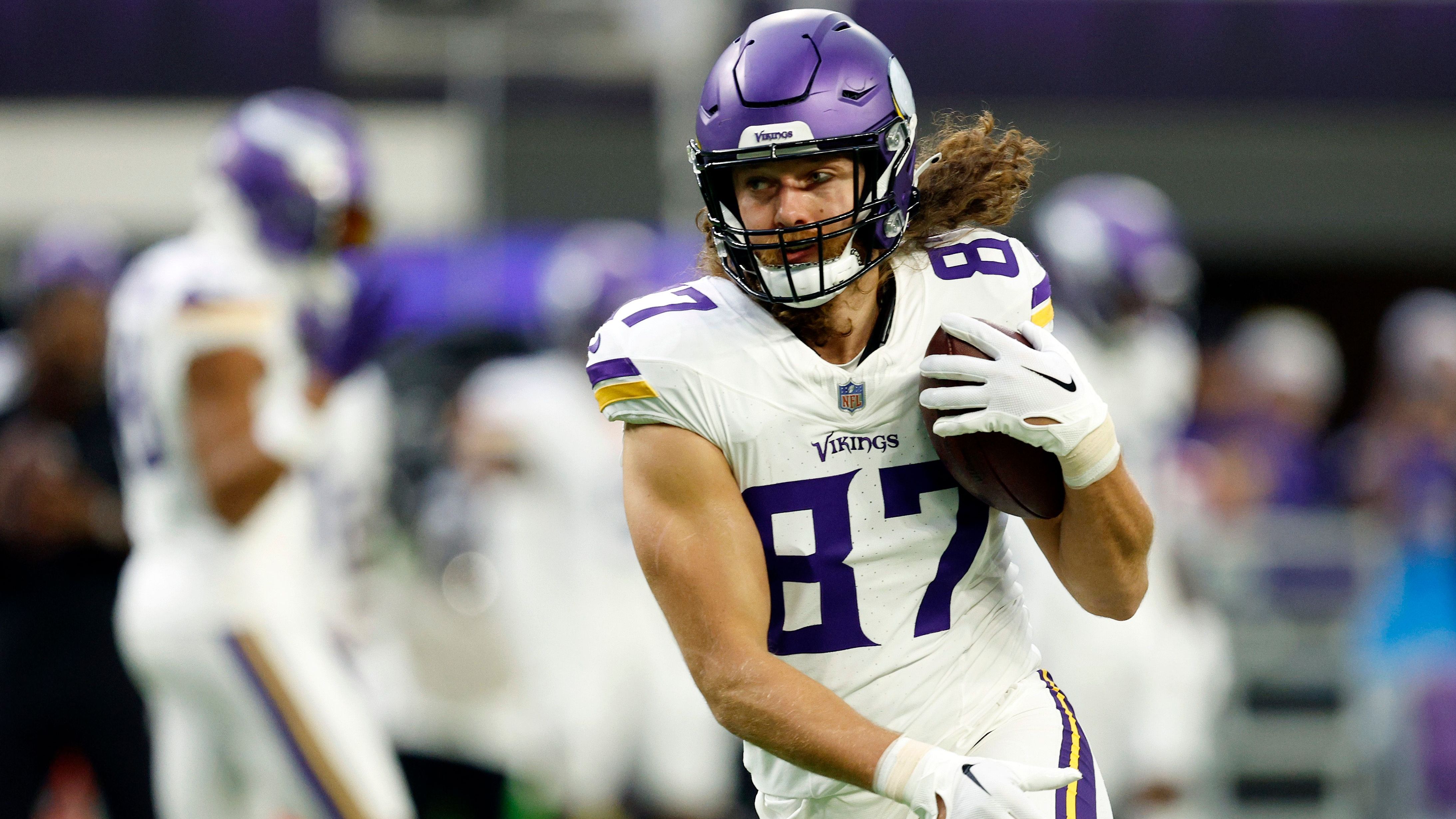 <strong>T.J. Hockenson: Knie</strong><br>Das vordere Kreuzband und das Innenband riss sich T.J. Hockenson in Woche 16 der vergangenen Saison. Dadurch müssen die Minnesota Vikings definitiv in der ersten Saisonhälfte auf ihren Star-Tight-End verzichten. Einen konkreten Comeback-Termin gibt es nicht, US-Berichten zufolge peilt Hockenson Woche 9 der 2024er-Saison für eine Rückkehr an.