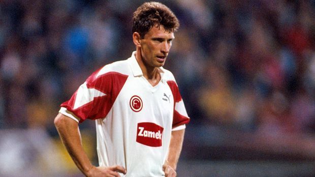 
                <strong>Fortuna Düsseldorf</strong><br>
                Fortuna Düsseldorf: Fünf Niederlagen zum Start gibt es also oft und meistens bleiben diese Fehlstarter sogar noch in der Liga. Doch was passiert, wenn man sechs Mal in Folge zum Saisonstart verliert? Genau das erlebt die Fortuna 1991/1992. Na, was wohl: Düsseldorf steigt als Schlusslicht mit nur 24 Punkten ab.
              