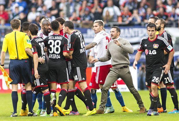
                <strong>FLOP: Hass-Duell in Hamburg</strong><br>
                54 Fouls, neun Gelbe Karten und Hassparolen gegen Hakan Calhanoglu. Das Duell zwischen dem Hamburger SV und Bayer Leverkusen sorgte für hässliche Szenen. Kurz vor der Pause gingen sich sogar fast die Trainer an die Gurgel. Fazit: Mehr Tore wären schöner gewesen!
              