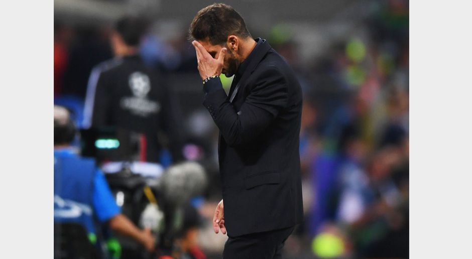 
                <strong>Diego Simeone beim Champions-League-Finale</strong><br>
                Tja, keine vier Minuten später wendet er sich ab. Zwar sieht er recht ruhig aus, innerlich dürfte es aber in ihm kochen. Denn in der 15. Minute trifft Sergio Ramos zum 1:0 für Real.
              