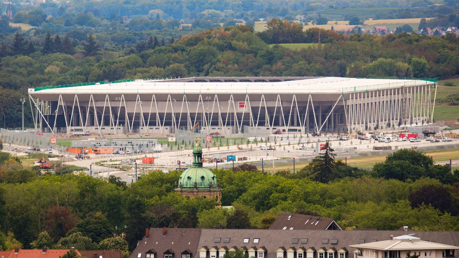 
                <strong>SC Freiburg</strong><br>
                Bitterer Nebenkriegsschauplatz: Der SC Freiburg darf sein neues Stadion nicht vollumfänglich nutzen. Wie der Verwaltungsgerichtshof (VGH) Baden-Württemberg entschied, sind Abendspiele sowie Partien an Sonntagen zwischen 13 und 15 Uhr am neuen Standort zulässig, sofern sie nur "unwesentlich" in die Ruhezeiten hineinreichen. Heißt: Der SC kann nun am Samstagabend um 18.30 Uhr Bundesliga-Heimspiele bestreiten, Partien am Freitagabend und am Sonntagmittag um 13.30 Uhr sind im Ligaalltag weiter verboten. Immerhin: Für Begegnungen des DFB-Pokals oder mögliche Europapokalspiele erteilte das Gericht sogar eine generelle Genehmigung, auch wenn die Partien hauptsächlich zu den Ruhezeiten stattfinden.
              