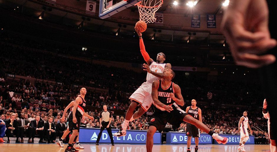 
                <strong>Das ist Amar'e Stoudemire</strong><br>
                Nach acht Jahren in Phoenix zog es Stoudemire zu seinem zweiten NBA-Team, den New York Knicks. Satte 100 Millionen US-Dollar zahlte das Team dem Star für seine Unterschrift unter einen Fünfjahresvertrag. Bereits in der ersten Saison ließ Stoudemire die Zweifler verstummen. In 78 Spielen kam er im Schnitt auf 25,3 Punkte sowie 8,2 Rebounds. Doch der Körper machte Probleme ...
              