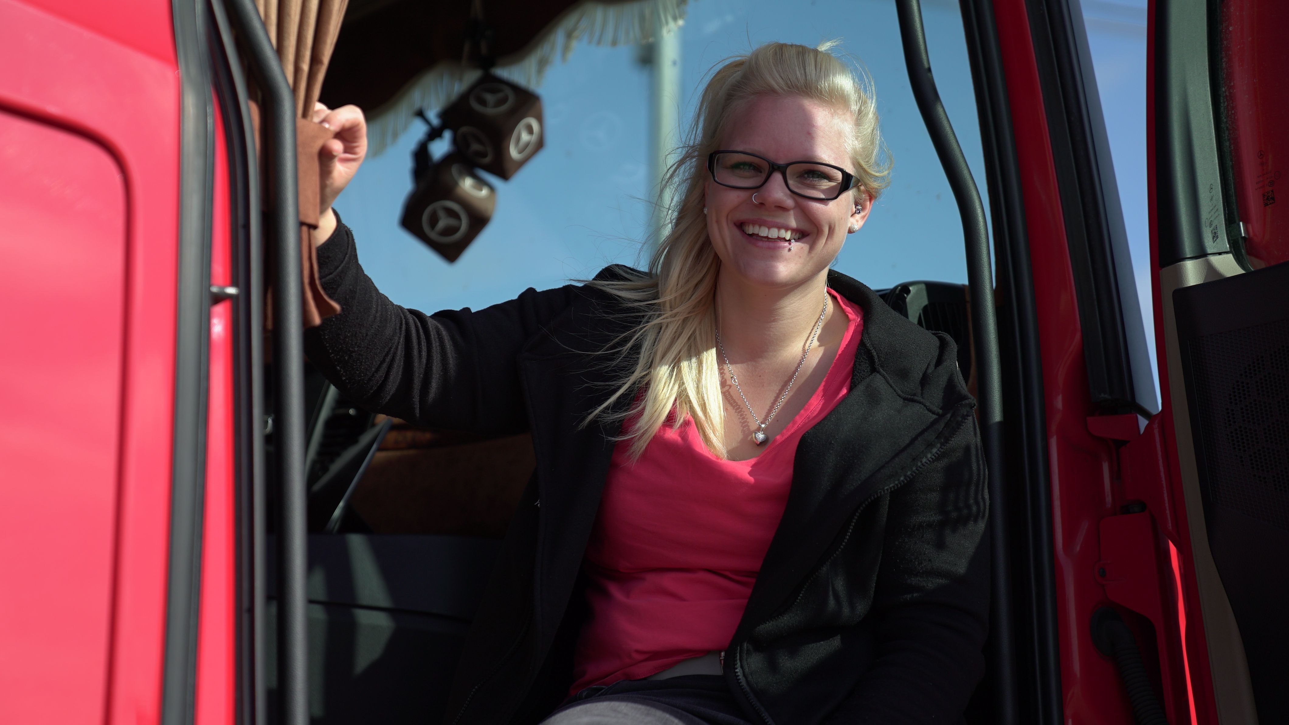 Einfach glücklich posiert "Trucker Babe" Manu in ihrem Scania Truck. 