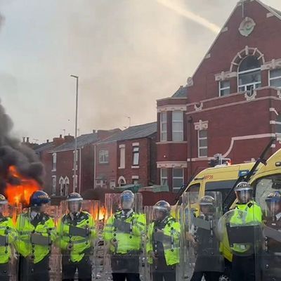 Nach einer Mahnwache im englischen Southport kam es zu Ausschreitungen.