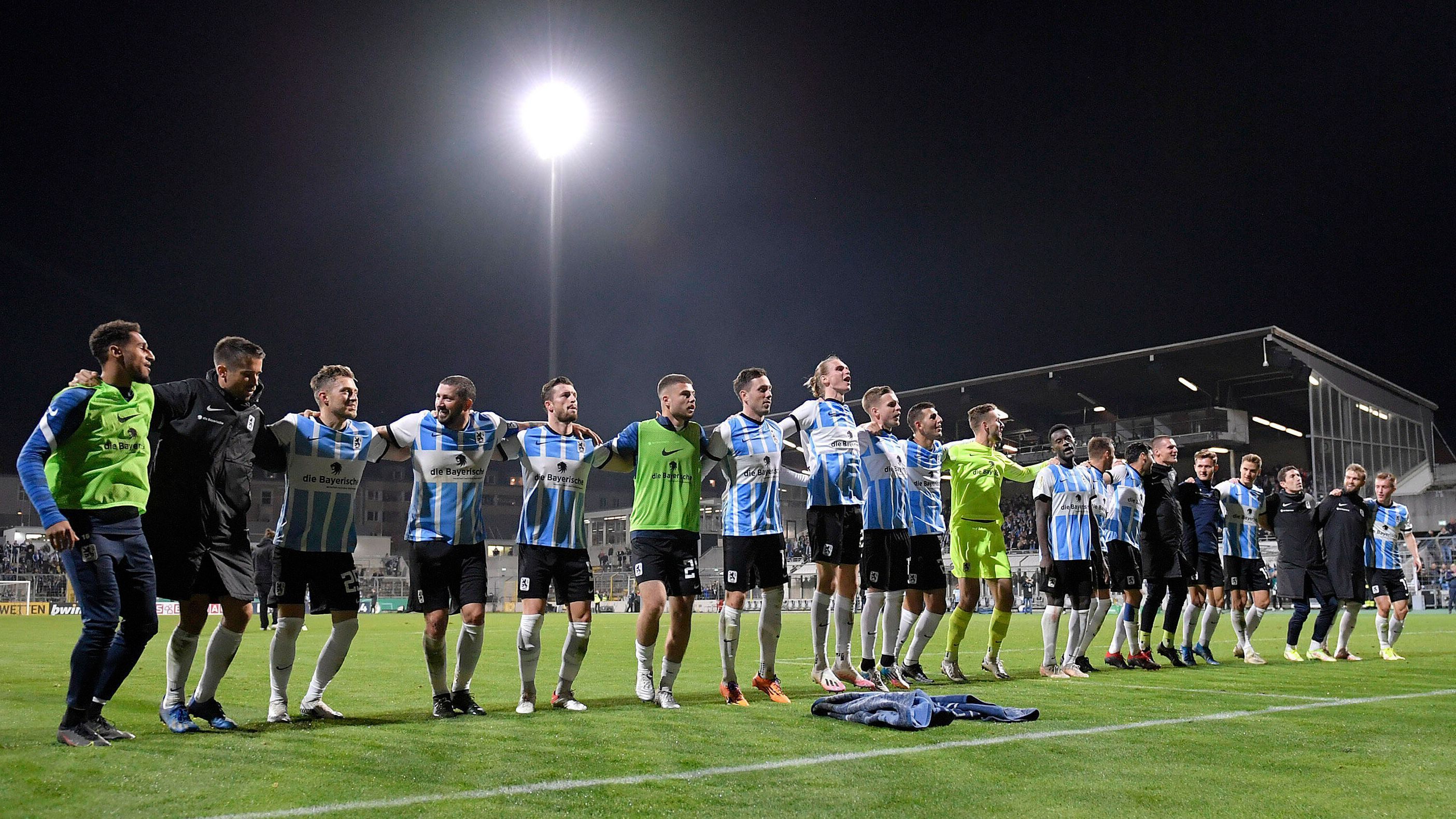 
                <strong>1860 München - Schalke 04</strong><br>
                Der Sieg wurde selbstverständlich auch mit den 15.000 Zuschauern im ausverkauften Stadion an der Grünwalder Straße gefeiert. 
              