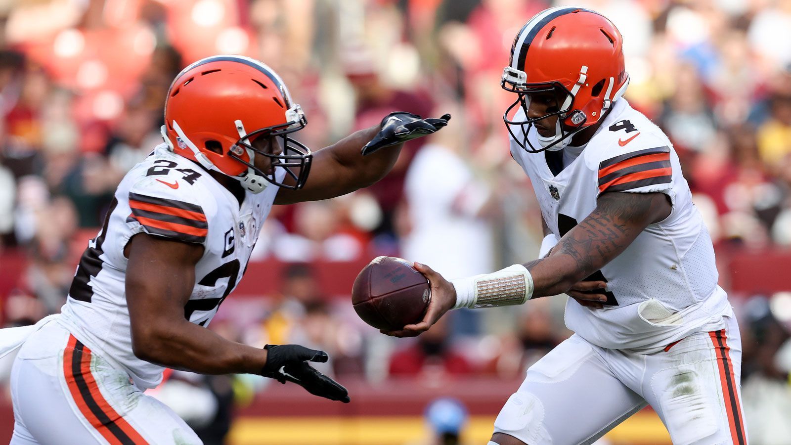 
                <strong>Cleveland Browns</strong><br>
                Womit wir auch direkt beim nächsten Team aus der AFC North wären: den Cleveland Browns. Quarterback Deshaun Watson geht in seine erste komplette Spielzeit und dürfte nach seinen ausbaufähigen Leistungen 2022 auf Besserung aus sein. Verstärkung fürs Passspiel erhielt der 27-Jährige in Person von Elijah Moore und Rookie Cedric Tillmann, Running Back Nick Chubb zählt sowieso zur Elite. Zudem wurde die im vergangenen Jahr noch schwache D-Line mit Dalvin Tomlinson aufgewertet, die O-Line funktionierte bereits in der Vorsaison extrem gut. Können die Browns auch Duelle innerhalb der Division für sich entscheiden, reden sie ein Wörtchen um die Playoffs mit.
              