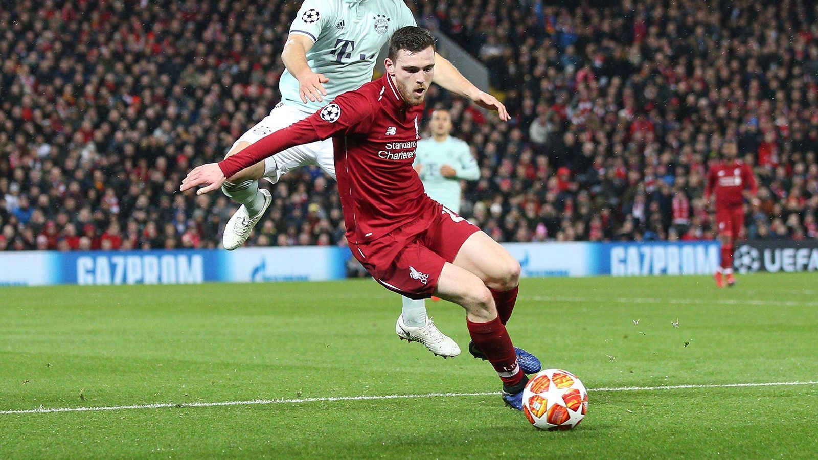 
                <strong>Andrew Robertson</strong><br>
                Wenn die Bayern gefährlich werden, dann meist über seine Seite. Wirkt in den ersten 45 Minuten gegen Gnabry und Kimmich überfordert. Offensiv zwar eines seiner schwächeren Spiele, sorgt in der zweiten Halbzeit aber für eine unfreiwillige Top-Chance als er von Süle angeschossen wird und der Ball zu Salah springt (54.). ran-Note: 4
              