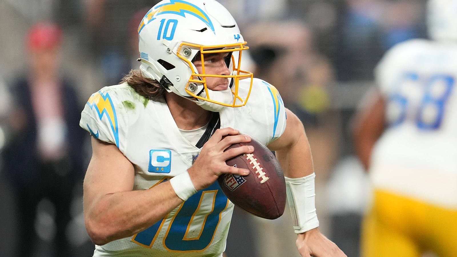 
                <strong>Los Angeles Chargers (6-6)</strong><br>
                Zu Beginn der Saison wurden die Los Angeles Chargers als Kandidat für den Super Bowl gehandelt. Einige Wochen später muss das Team um den Einzug in die Playoffs kämpfen. Mit sechs Siegen und sechs Niederlagen hat das Team von Justin Herbert aber noch alle Chancen, um einen der Wild-Card-Plätze zu erreichen. Andernfalls dürfte die Saison als große Enttäuschung gesehen werden und der Stuhl von Head Coach Brendon Staley ordentlich wackeln. Aufgrund eines durchaus machbaren Restspielplans (Dolphins, Titans, Colts, Rams, Broncos) sollte LA in die Postseason einziehen.
              