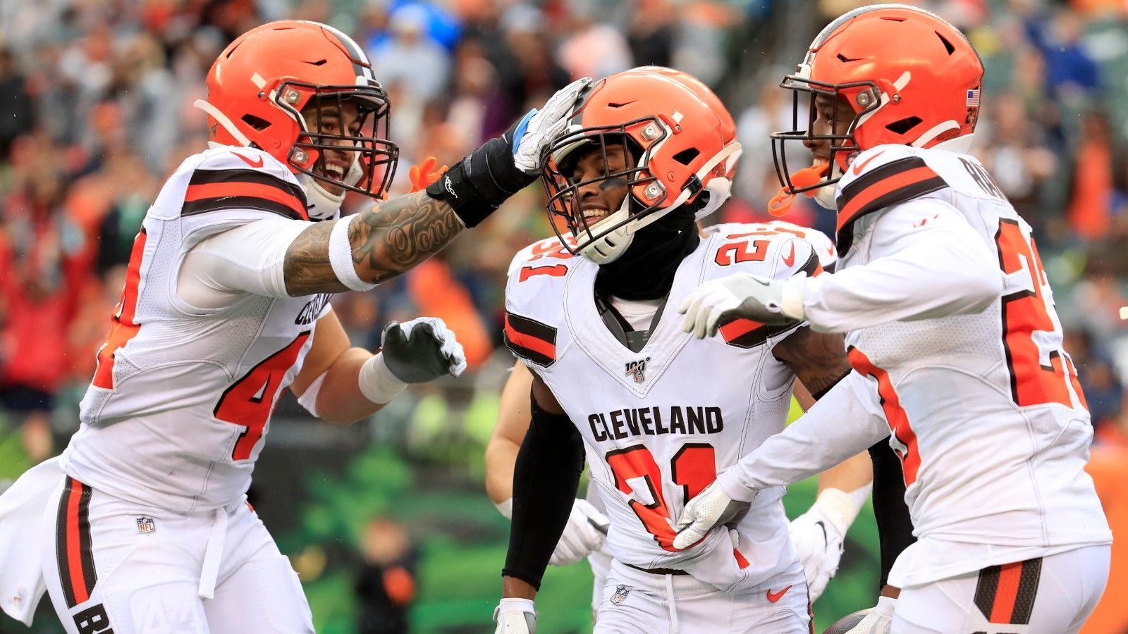 
                <strong>Neues Jersey der Cleveland Browns kommt im April 2020</strong><br>
                Die Cleveland Browns bekommen auch neue Arbeitskleidung - schon im April 2020 sollen die Trikots offiziell vorgestellt werden. Angeblich soll es hierfür schon Foto-Shootings mit Browns-Wide-Receiver Odell Beckham Jr. gegeben haben, der die Jerseys demnach "sehr heiß" finde. Gerüchten zufolge sollen sich die neuen Browns-Trikots an der Historie der Franchise orientieren und einen gewissen Old-School-Look der 60er/70er-Jahre haben. In ein paar Wochen wissen wir alle mehr.
              