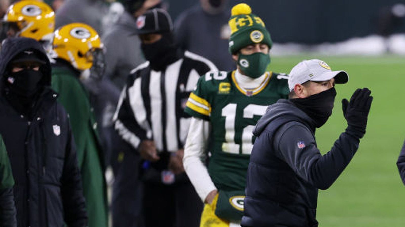 
                <strong>Verlierer: Matt LaFleur </strong><br>
                Über diese Entscheidung dürfte noch lange diskutiert werden: Bei einem Rückstand von 23:31 stehen die Packers gut zwei Minuten vor Spielende an der gegnerischen 8-Yard-Linie. Ein Touchdown und eine Two-Point-Conversion genügen für die Overtime. Statt den vierten Versuch allerdings auszuspielen, schießen die Packers ein Field Goal und hoffen, dass die Defense den folgenden Drive der Buccaneers zügig stoppt. Der Plan geht schief: Tampa Bay gibt den Ball nicht wieder her. Rodgers sagt später: "Das war nicht meine Entscheidung." Heißt also: Head Coach Matt LaFleur steht in der Verantwortung. Und in der Kritik.
              