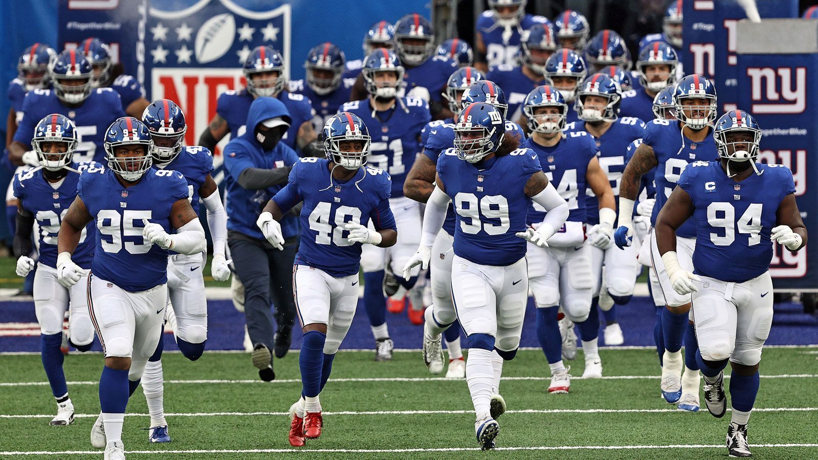 
                <strong>New York Giants (6-10 zum Zeitpunkt des Ausscheidens)</strong><br>
                Trotz einer Saison mit vielen Pleiten und Pannen hofften die New York Giants bis zur allerletzten Minute der Regular Season auf die Playoff-Teilnahme. In der enorm schwachen NFC East hatten die "Big Blue" mit dem 23:19-Zittersieg über die Dallas Cowboys in Week 17 ihren Teil der Aufgabe erledigt, doch dann gewann das Washington Football Team im Sunday Night Game mit 20:14 bei den Philadelphia Eagles und entriss den Giants den Division-Titel und die damit verbundene Starterlaubnis in der Postseason.
              