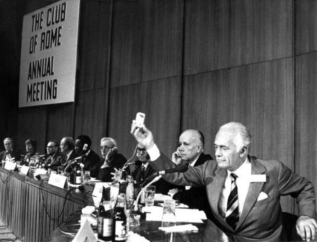 Club für die Zukunft: In den 70er-Jahren nahm die Arbeit des Club of Romes richtig Fahrt auf. Das Foto zeigt die Jahressitzung von 1974 in Berlin. Ganz rechts, vorne im Bild, ist der wichtigste Initiator und Gründervater Aurelio Peccei.