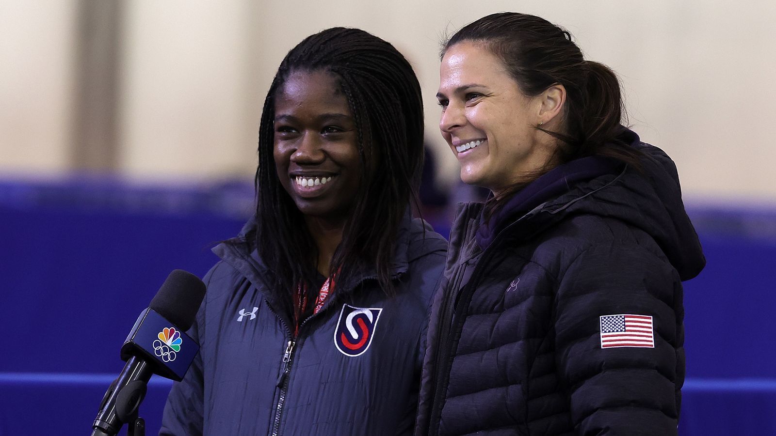 
                <strong>Eisschnelllauf-Weltmeisterin Brittany Bowe gibt Olympia-Startplatz an Konkurrentin Erin Jackson ab</strong><br>
                Brittany Bowe (r.) hat mit einer großen Geste den Olympia-Traum ihrer Teamkollegin Erin Jackson gerettet. Zwei Tage nachdem Jackson beim Ausscheidungsrennen unglücklich ausgerutscht und nur auf den dritten Platz gekommen war, gab Bowe ihren Startplatz an die US-Rekordlerin ab. Bowe sagte dazu: "Erin verdient es zum Team zu gehören. Nach ihrem Ausrutscher wusste ich sofort, dass ich eine Entscheidung treffen muss. Sie kann meinen Platz haben." Eine noble Geste, die schlußendlich auch belohnt wurde, denn der amerikanische Verband beantragte noch einen weiteren Platz, damit auch Bowe am 500-Meter-Rennen teilnehmen kann.
              