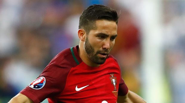 
                <strong>Joao Moutinho</strong><br>
                Joao Moutinho (Portugal): Kam in der 66. Minute für Adrien Silva und sollte in der Offensive nochmal neuen Schwung bringen. Machte er aber nicht. Blieb komplett unauffällig. ran-Note: 5.
              