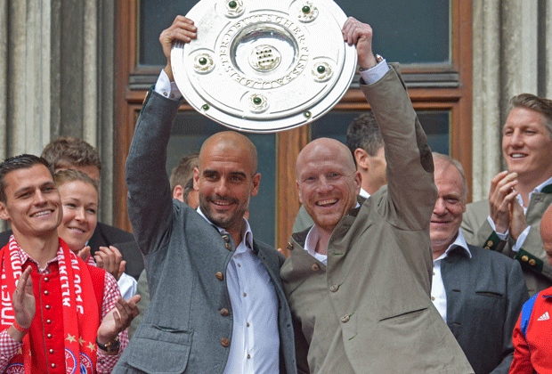 
                <strong>Bayerns Meistersause</strong><br>
                Der FC Bayern feiert standesgemäß seine 25. deutsche Meisterschaft. Auf dem Rathausbalkon am Marienplatz präsentieren die Münchner zum dritten Mal in Folge die Schale. Pep Guardiola und Matthias Sammer halten das begehrte Stück gemeinsam hoch.
              