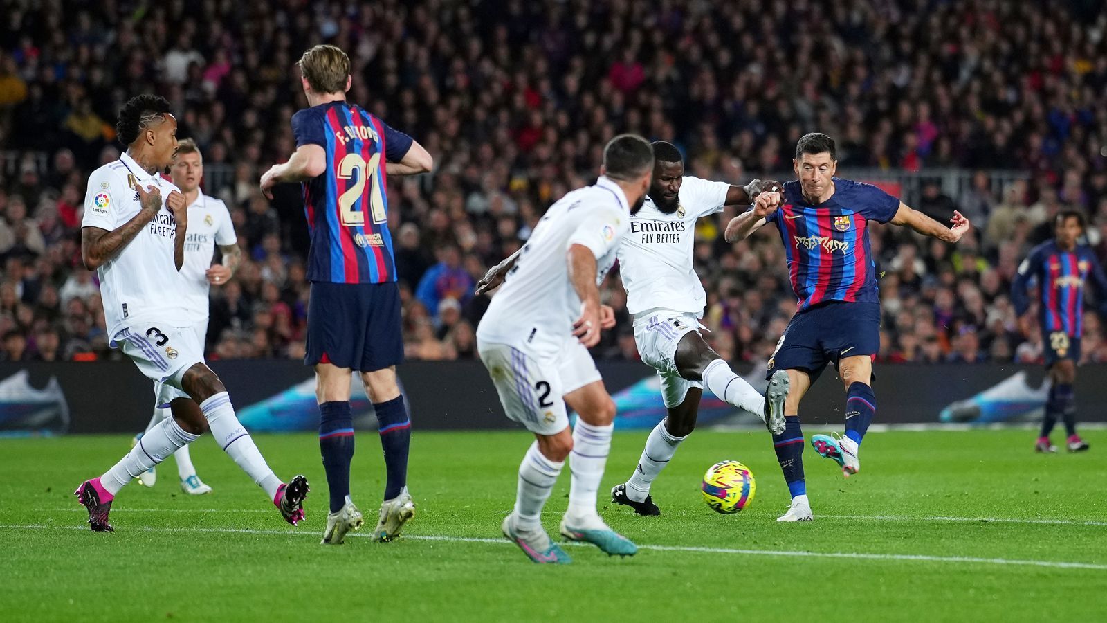 
                <strong>FC Barcelona vs. Real Madrid: Die Einzelkritik zum Clasico</strong><br>
                Im Camp Nou empfing Tabellenführer FC Barcelona den Tabellenzweiten Real Madrid. Dieser Clasico endet mit einem 2:1 für Barcelona! ran benotet die Stars beider Teams.
              