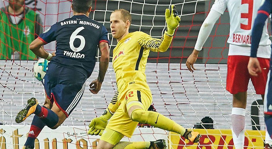 
                <strong>Peter Gulacsi (RB Leipzig)</strong><br>
                Der Ungar ist abgesehen von einem Fausteinsatz nach wenigen Minuten lange beschäftigungslos. Dann packt er bei Tolissos Flachschuss zu. Nach einer Stunde ist er gegen Coman zur Stelle. Wenig später brilliert er gegen Thiagos Volleyschuss aus 15 Metern. Doch den größten Auftritt hebt sich Gulacsi für die Verlängerung auf, als binnen weniger Sekunden gegen Thiago und Kimmich pariert. Und auch Lewandowski lässt er mit der herausschnellenden Faust verzweifeln. ran-Note: 1
              