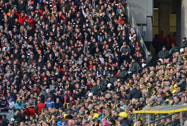 
                <strong>Polizei sorgt für Ordnung</strong><br>
                Im Dortmunder Signal-Iduna-Park werden die beiden Fangruppen durch die Polizei getrennt und stets im Auge behalten.
              