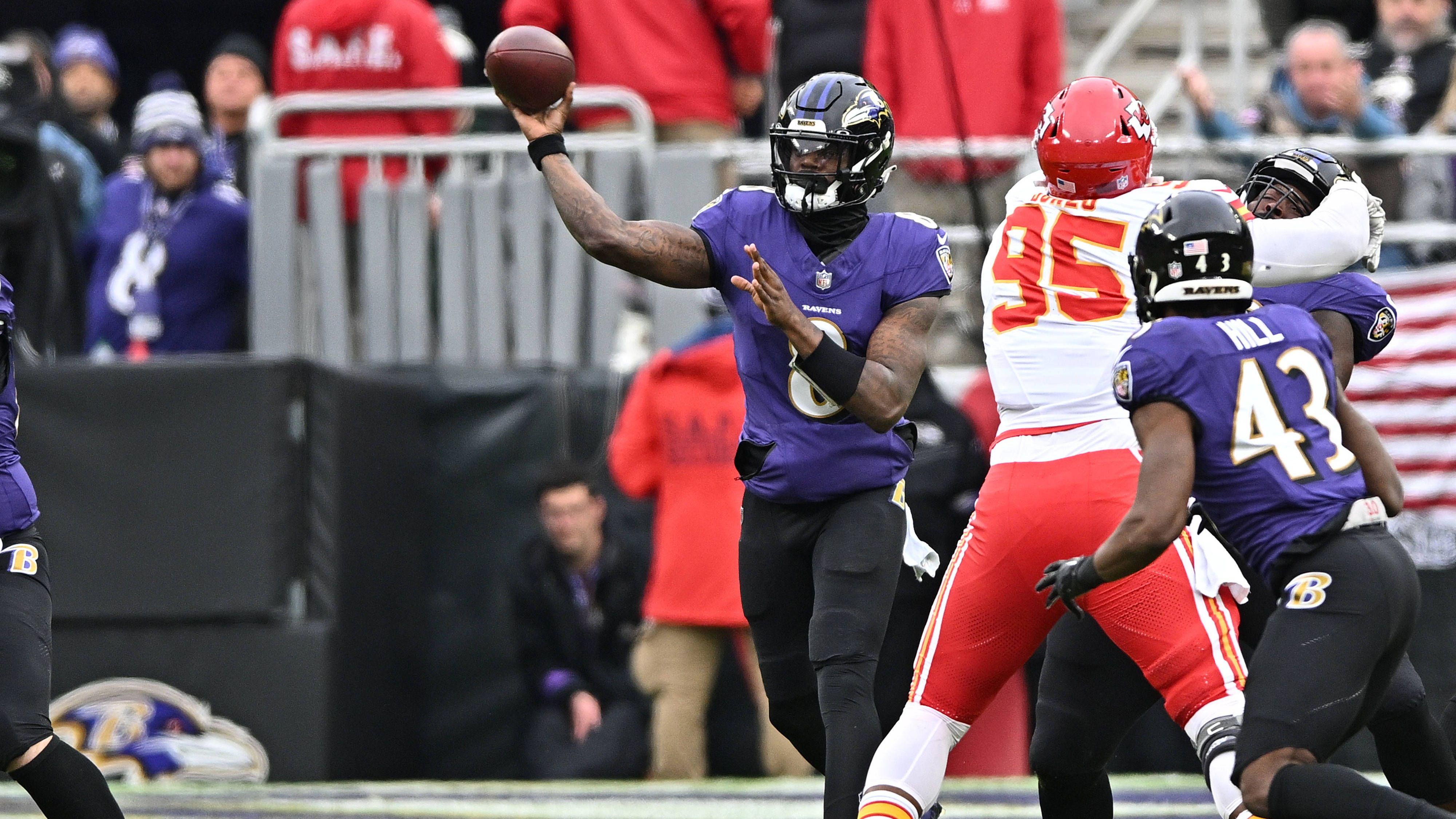 <strong>Performance</strong><br>Jackson (Foto) und Allen sind Elite-QBs und erreichen regelmäßig die Playoffs. Der Ravens-Star wurde schon zwei Mal MVP und war drei Mal im Pro Bowl, Allen zwei Mal. Mayfield spielte 2023 ein solides Jahr bei den Tampa Bay Buccaneers und empfahl sich für weitere Saisons als Starter. Darnold ist Backup bei den San Francisco 49ers, Rosen enttäuschte komplett und stand letztmals 2021 in einem Spieltagskader.