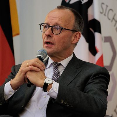 Unions-Kanzlerkandidat Friedrich Merz hat scharfe Kritik an Gedankenspielen von Außenministerin Annalena Baerbock geübt.