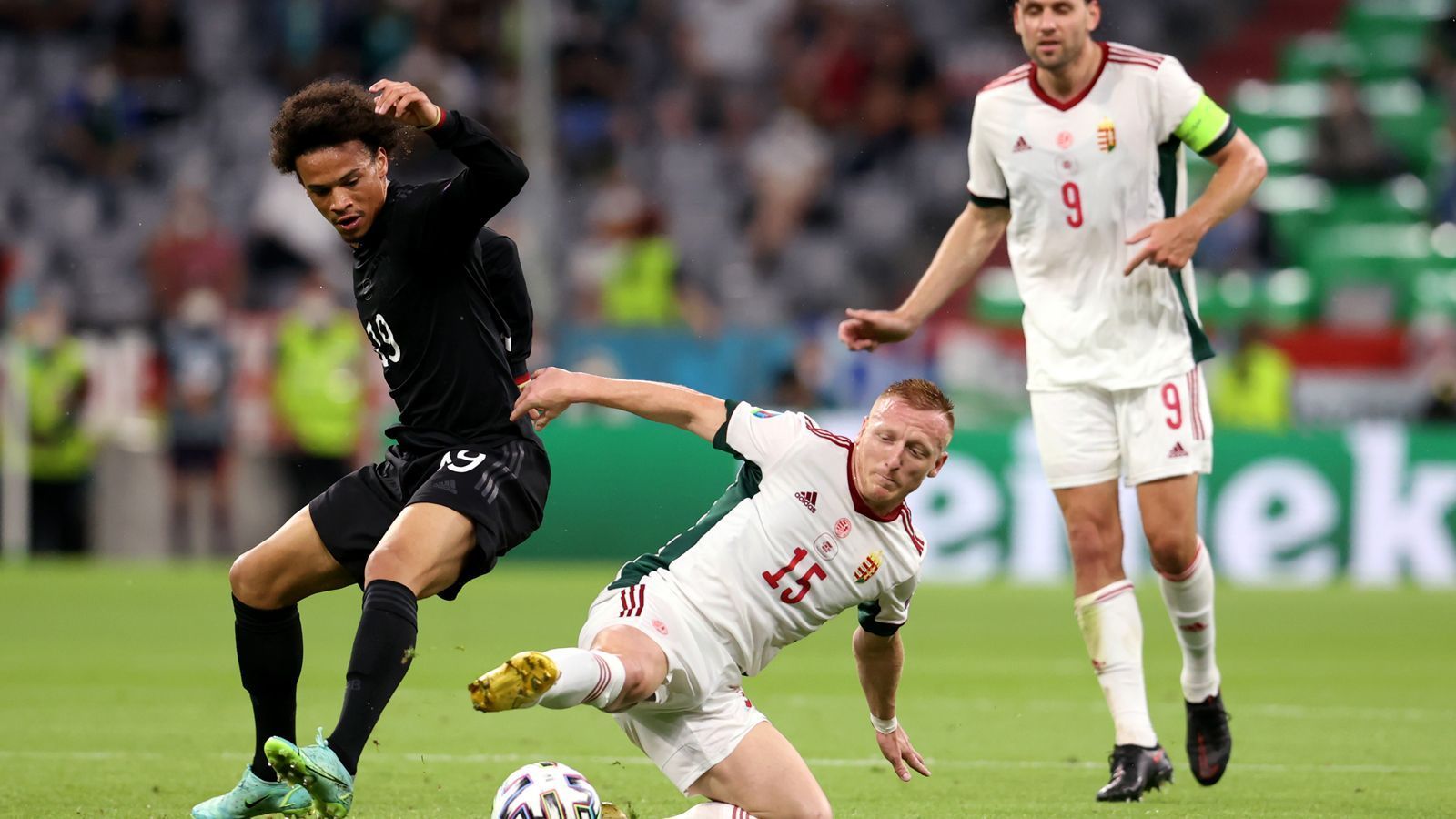 
                <strong>Einzelkritik zum DFB-Team gegen Ungarn</strong><br>
                Die deutsche Nationalmannschaft hat sich im abschließenden Vorrundenspiel durch ein 2:2 gerade noch für das Achtelfinale der EM-Endrunde 2021 qualifiziert. ran.de zeigt in der Einzelkritik, wie sich die DFB-Stars dabei geschlagen haben. 
              