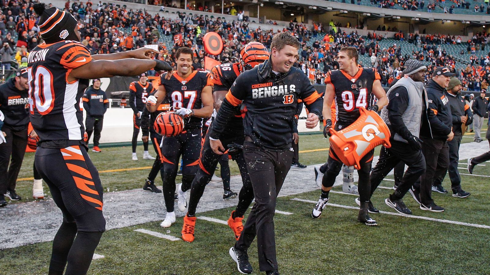 
                <strong>Gewinner: Cincinatti Bengals</strong><br>
                Die Cincinatti Bengals und haben es geschafft! Am 13. Spieltag feierte Rookie-Head-Coach Zac Taylor mit seiner Truppe den ersten Saisonsieg. Dabei setzte Taylor nach vierwöchiger Degradierung von Andy Dalton wieder auf den Routinier als Quarterback und dieser enttäuschte bei seiner Rückkehr nicht. Dalton bewegte die Offense deutlich geschmeidiger als Rookie Ryan Finley über das Feld und lieferte mit einem Touchdown und 243 Yards ein fehlerfreies Spiel ab.
              