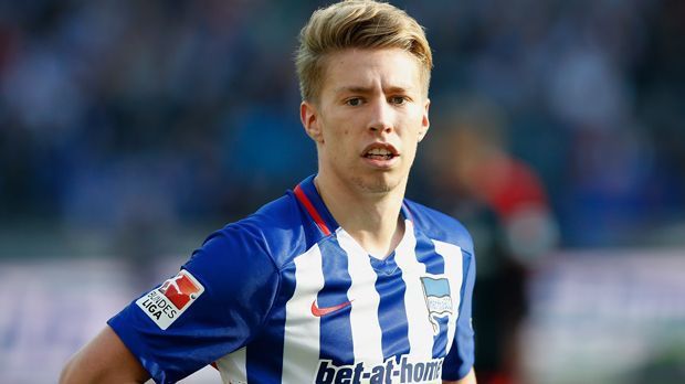 
                <strong>Mitchel Weiser (Hertha BSC Berlin)</strong><br>
                Rechter Verteidiger: Mitchell Weiser (Hertha BSC). Der Youngster hat sich zum Allrounder entwickelt. Bei Hertha BSC spielt der erst 21-Jährige eine starke Saison und beackert die komplette rechte Seite. Ob Abwehr, Mittelfeld oder Rechtsaußen: Weiser ist eine positive Überraschung in dieser Spielzeit.
              