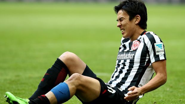 
                <strong>Makoto Hasebe (Eintracht Frankfurt)</strong><br>
                Makoto Hasebe (Eintracht Frankfurt): Für den 33-jährigen Japaner steht nun wohl eine sehr lange Zeit bevor, in der er nicht auf dem Platz stehen wird. Bei Hasebe wurde ein Knorpelschaden diagnostiziert und anschließend musste der Routinier sofort unters Messer. Damit fehlt er Frankfurt nicht nur bis zum Saisonende, sondern wohl auch bis weit in die Hinrunde der Spielzeit 2017/18 hinein. Vor seiner Verletzung gehörte Hasebe zu den Führungs- und Stammspielern der Hessen.
              