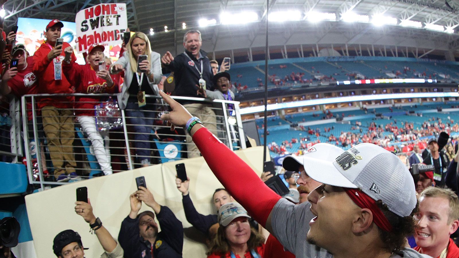 
                <strong>Super-Bowl-Sieger: So feiern die Kansas City Chiefs!</strong><br>
                Pat Mahomes ist der Liebling der Fans. Was durchaus verständlich ist, schließlich hat er maßgeblich dazu beigetragen, dass die Chiefs nach 50 Jahren wieder jubeln dürfen.
              