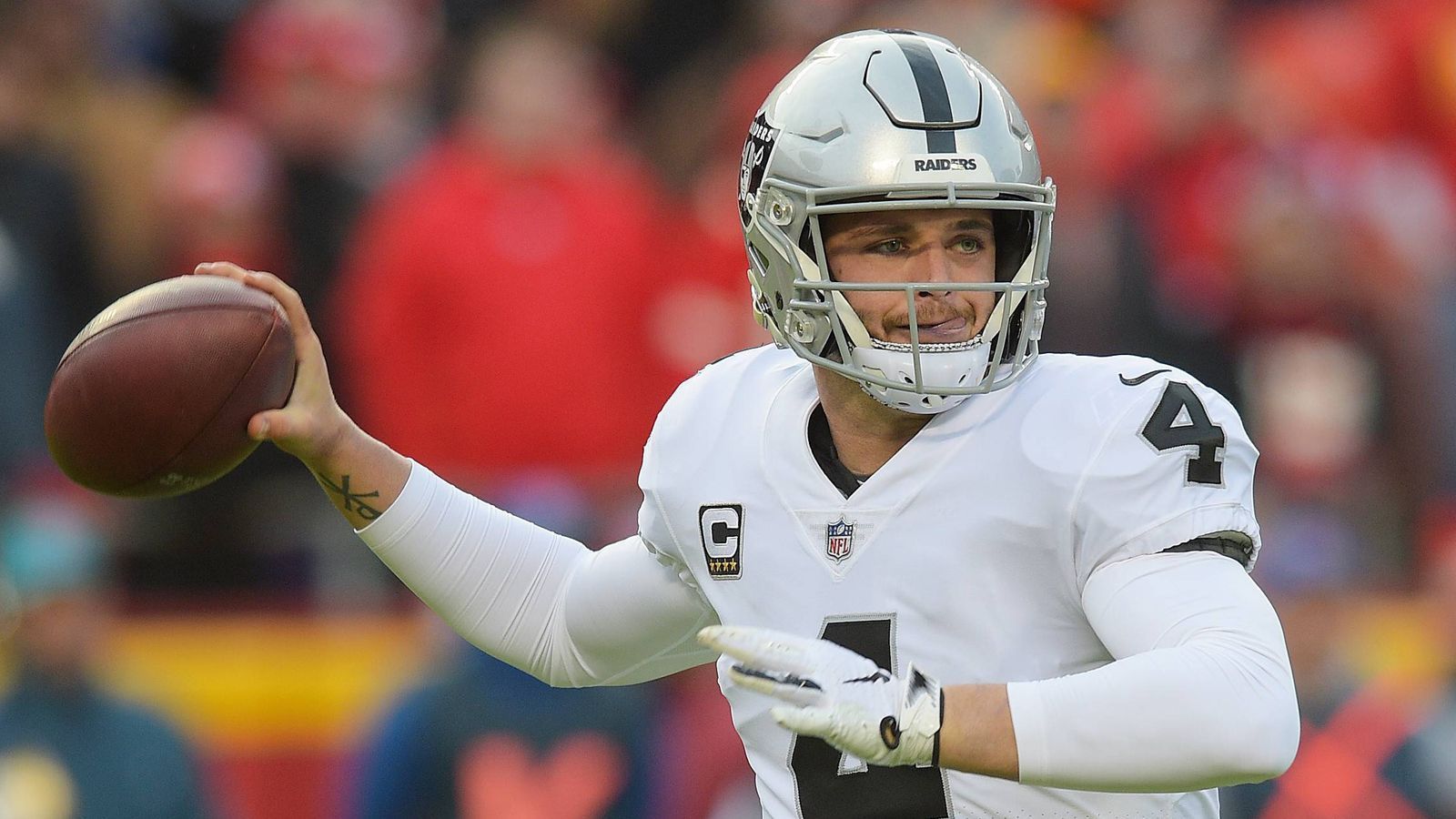 
                <strong>Platz 7: Derek Carr (Oakland Raiders/QBR 49,0)</strong><br>
                Der neue Raiders-GM Mike Mayock brachte es so ziemlich auf den Punkt: "Er ist ein Starter. Er kann jeden Wurf. Derek Carr ist an diesem Punkt eines unserer kleinsten Probleme." In den Wirren des Umbaus von Head Coach Jon Gruden kassierte Carr 51 Sacks, so viele wie noch nie in einer Saison. Er muss sich fraglos verbessern, litt aber auch an den zahlreichen Schwächen des Teams. Eine bessere O-Line, bessere Targets für Carr, und das Bild könnte 2019 schon anders aussehen.
              