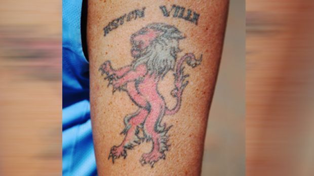 
                <strong>Die verrückten Tattoos der Premier-League-Fans</strong><br>
                Etwas dezenter hingegen ist dieses Bild für die Ewigkeit eines Anhängers von Aston Villa. Den Löwen aus dem Vereinswappen trägt er auf dem Unterarm.
              