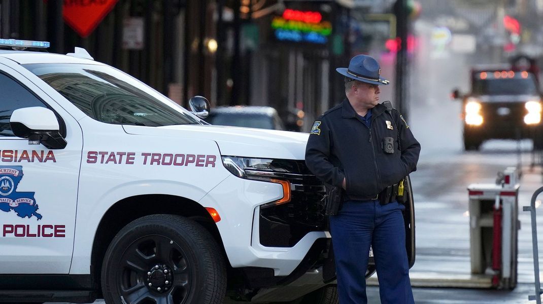 Ein Polizist steht an der Canal und Bourbon Street in New Orleans.