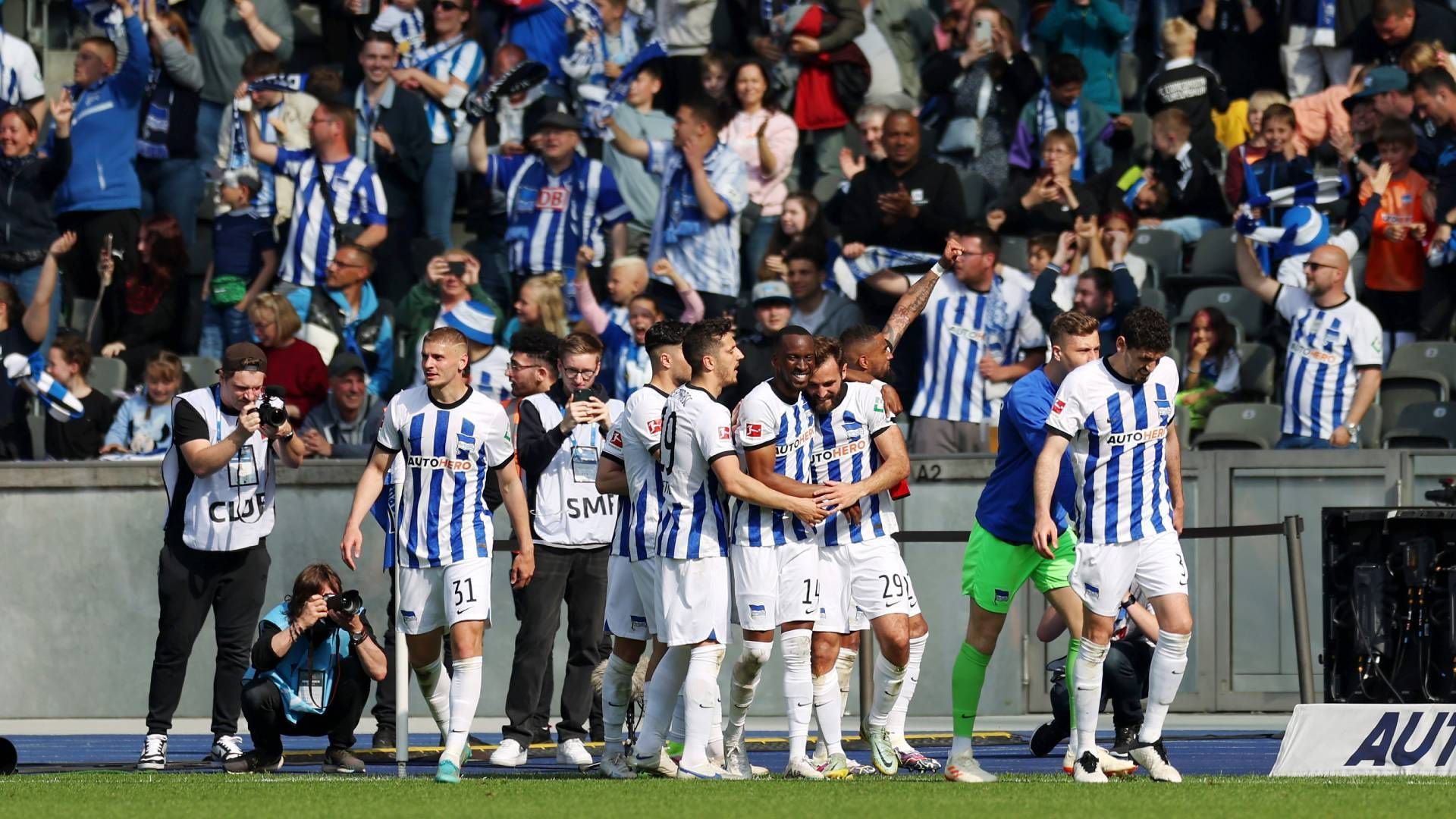 
                <strong>Hertha lebt! Tousart nickt ein</strong><br>
                16:53 Uhr: Die Hertha sendet ein Lebenszeichen! Nach einer Ecke köpft Tousart ein und lässt die Berliner wieder vom Klassenerhalt träumen. So sieht's aktuell aus:12. Hoffenheim -10 3513. Bremen -13 3514. Augsburg -16 3415. Bochum -36 3116. Schalke -35 3017. Stuttgart -15 2918. Hertha -27 28
              