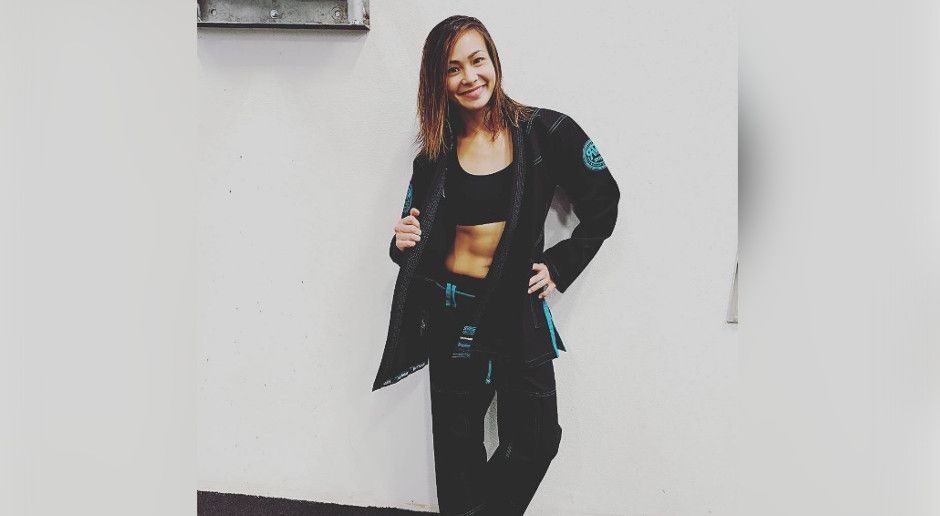 
                <strong>Michelle Waterson: So sexy ist das "Karate Hottie"</strong><br>
                Zusätzlich trainierte Waterson auch Wu Shu, Muay Thai, Kickboxen und brasilianisches Jiu-Jitsu. In letzterem hat sie bereits den lila Gürtel erlangt.
              