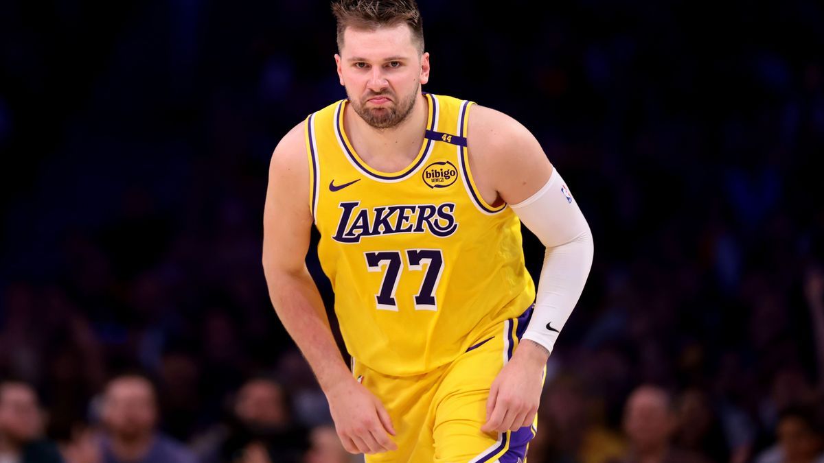 Houston Rockets v Los Angeles Lakers