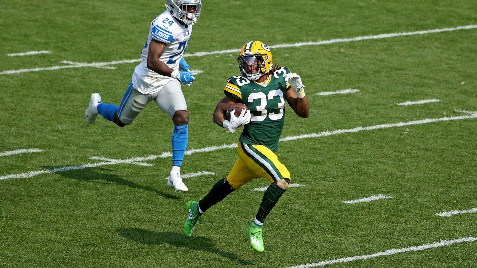 
                <strong>Running Back: Aaron Jones (40 Punkte)</strong><br>
                18 Versuche, 168 Yards und zwei Touchdowns - fast schon ein normaler Tag für Packers-Running-Back Aaron Jones, der beim Sieg gegen die Lions einmal mehr auftrumpfte. 26,5 Punkte holte Jones im Schnitt während der ersten beiden Spieltage und thront damit über den restlichen Running Backs der NFL.
              