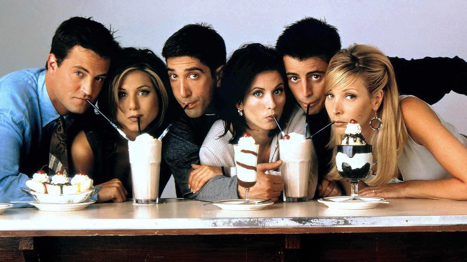 
                <strong>"Harry Potter" und "Friends" dominieren die Kinos und TV-Quoten</strong><br>
                Auf den TV-Geräten rund um die Welt dominieren die Serien "Friends", eine Serie über sechs Freunde, die in New York City leben und "Alle lieben Raymond", eine Serie über einen langjährigen Journalisten aus der Nähe von Cleveland. "Friends" geht 2002 bereits in die vorletzte Staffel. In den Kinos sind "Spider-Man" - damals noch von Tobey Maguire verkörpert - "Harry Potter und die Kammer des Schreckens" und die zweite Episode von "Star Wars" am beliebtesten.
              