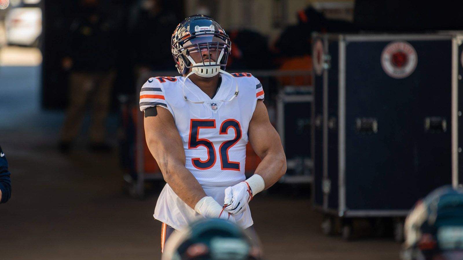 
                <strong>Khalil Mack</strong><br>
                Würden die Bears tatsächlich einen Superstar wie Mack traden, um Wilson zu bekommen? Sie bekämen einen der besten Quarterbacks der Liga würden aber einen der besten Defense-Spieler der Liga verlieren. Mack würde die Seahawks-Defense direkt auf ein höheres Niveau hieven und die Bears würden in den kommenden Jahren eine üppige Millionensumme einsparen. Allein zwischen 2022 und 2024 wären es 75 Millionen Dollar. Doch ob die Bears-Verantwortlichen wirklich ihren Defensive Leader opfern würden, um Wilson zu bekommen, erscheint zumindest fraglich. 
              