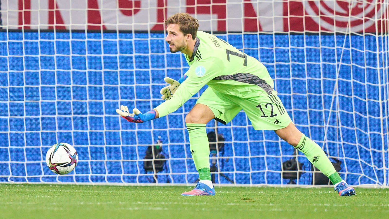 
                <strong>Nummer 12: Kevin Trapp (Eintracht Frankfurt)</strong><br>
                &#x2022; Position: Torwart<br>&#x2022; Rückennummer bei der WM 2022: 12<br>&#x2022; Rückennummer im Verein: 1<br>&#x2022; Anzahl A-Länderspiele/Spiele ohne Gegentor: 6/2<br>
              